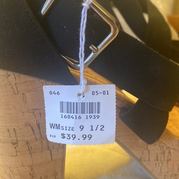 AMERICAN EAGLE black strap sandal - Picture 5 of 5